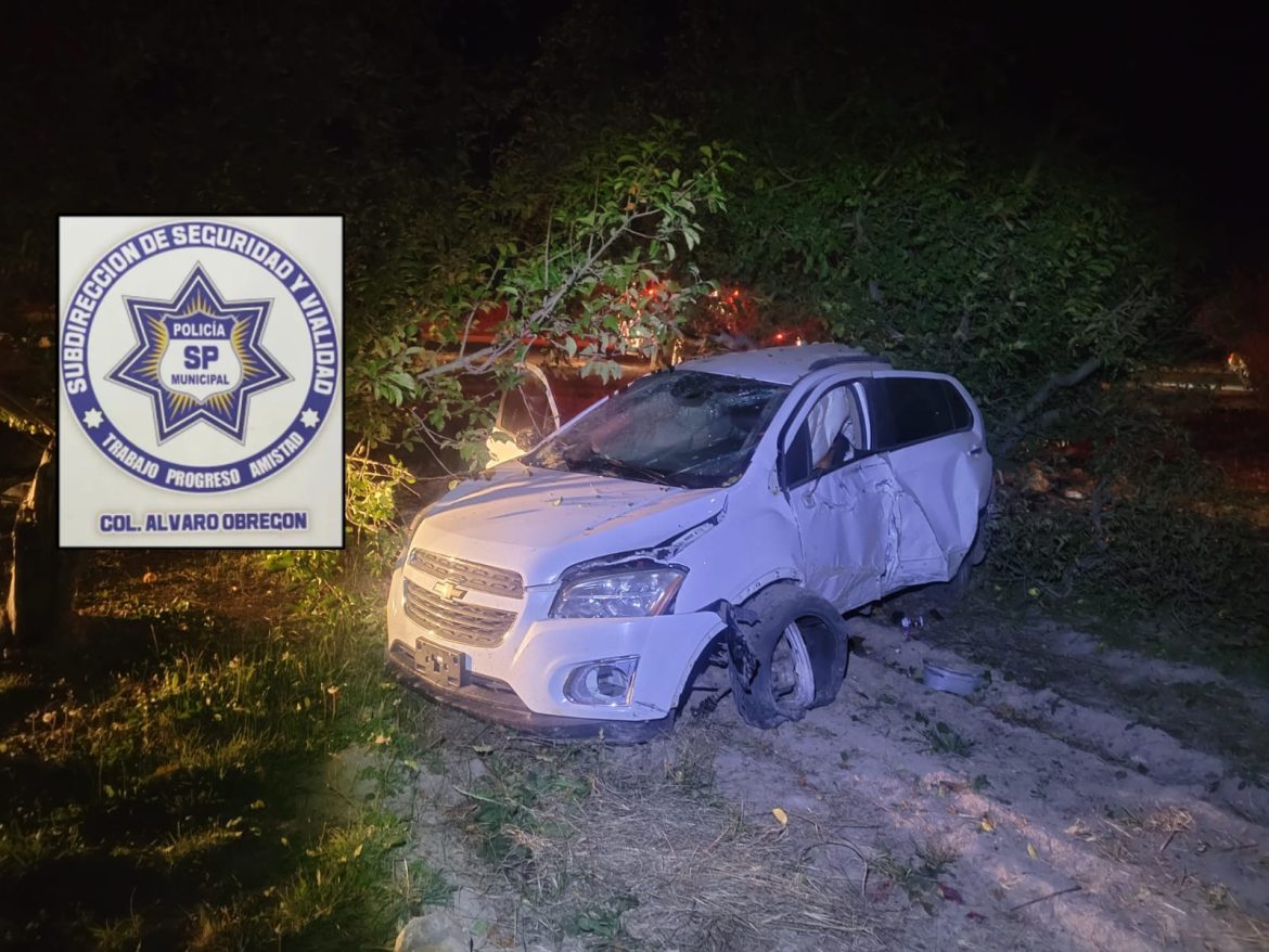 Vuelca vehículo en carretera estatal; no se reportan personas lesionadas graves